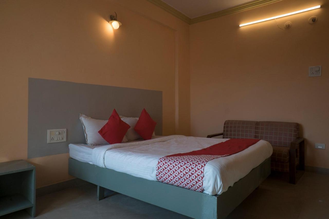 Oyo Flagship 37830 Hotel Aakar International Сатара Екстер'єр фото