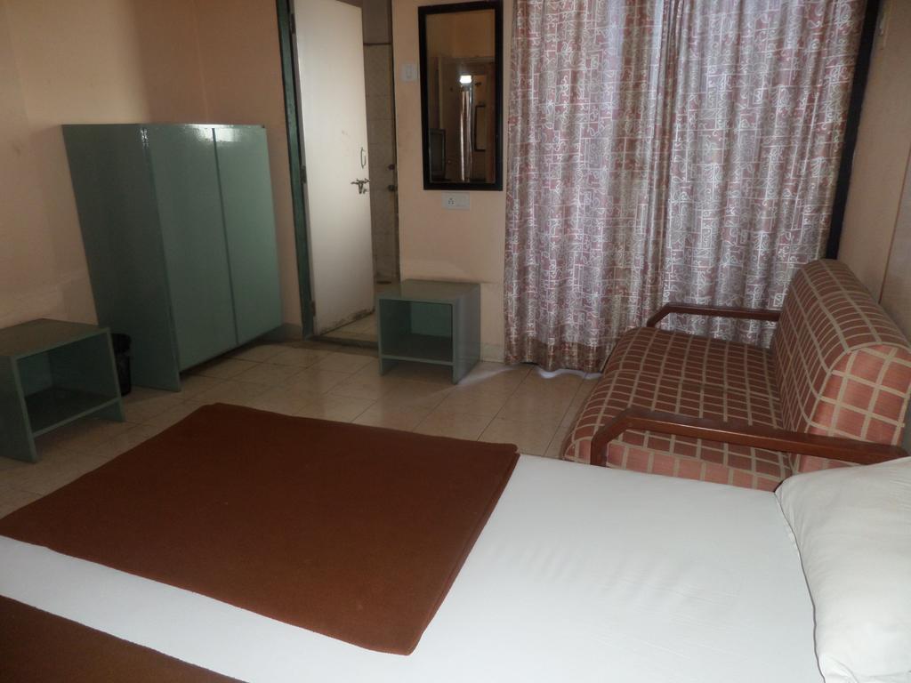 Oyo Flagship 37830 Hotel Aakar International Сатара Екстер'єр фото